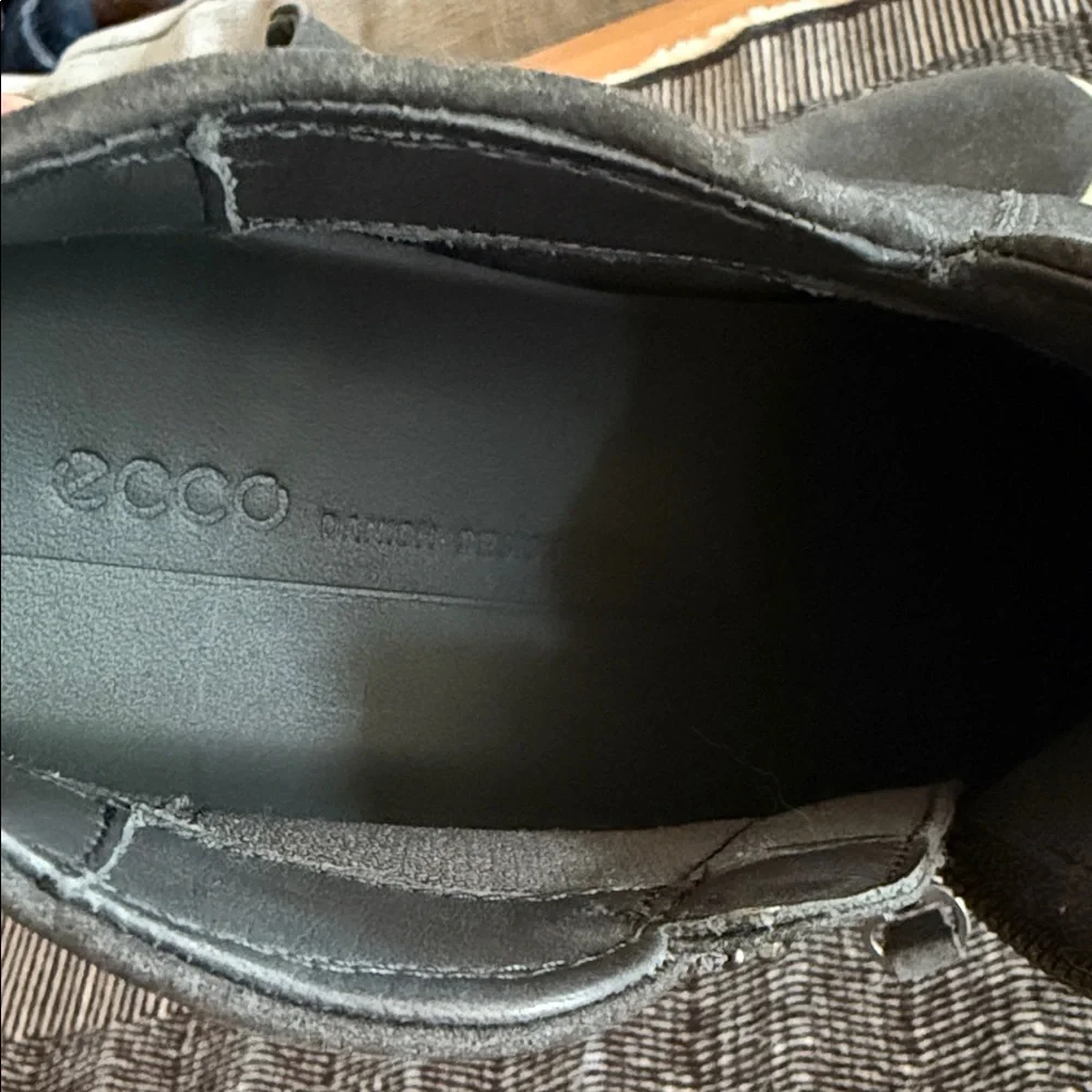 ECCO Soft Black Low-Cut Zip Bootie - Picture 5 of 8